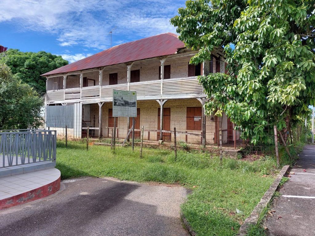 Que visiter à Rémire-Montjoly : découvrez la restauration de l&rsquo;Ancienne École du Bourg en Guyane pour explorer le patrimoine en Outre-mer