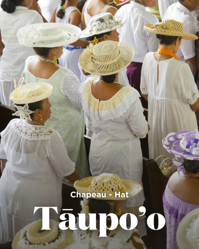 Comment porter le tāupo’o en Polynésie : Tahiti Tourisme dévoile les secrets du chapeau artisanal d&rsquo;Outre-mer